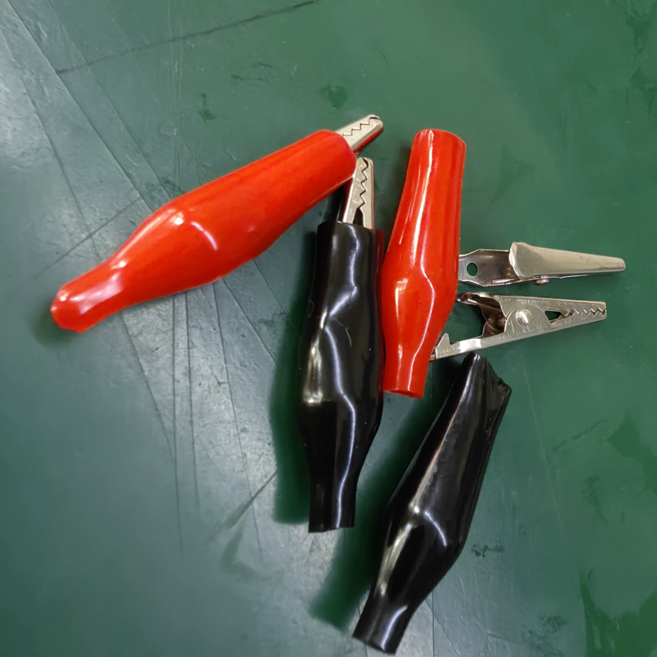 Зажим типа «крокодил» Зажим для испытания мощности Зажим для эксперимента с питанием красный/черный, больших, средних и маленьких размеров с оболочкой-зажимом для дротиков