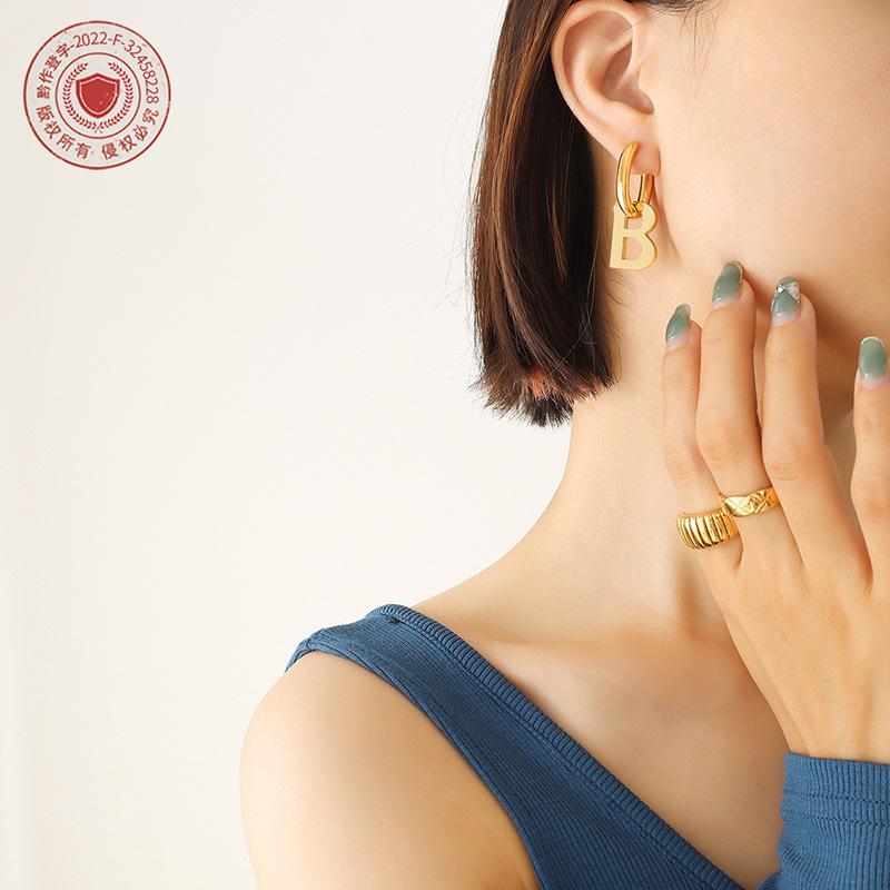 Personalizado exagerado creativo oro letra B estilo europeo y americano pendientes geométricos fabricante en stock titanio acero chapado en oro joyería del oído