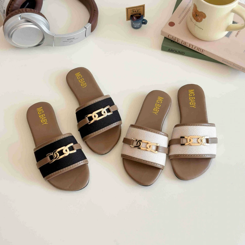 Детские тапочки 2025 новая корейская версия женской средней и большой детской металлической пряжки для ношения ребенка