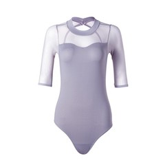 ダンスの服装はバレエの体操を練習します。