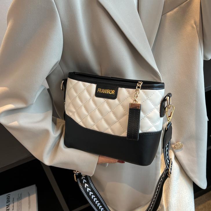 Bolso de cadena de diamond para mujeres 2024 nuevo bolso de vagabundo explosivo de alto nivel amplio cinturón de hombro bolso de mochila