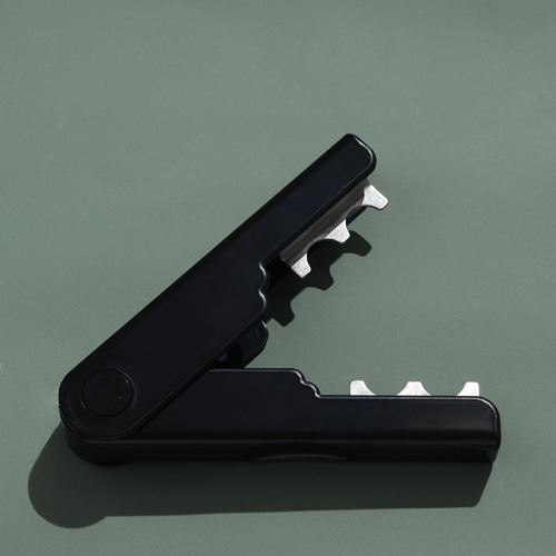 花屋の材料の花の花束を包装して手作りのdiyバラの花を刺します。