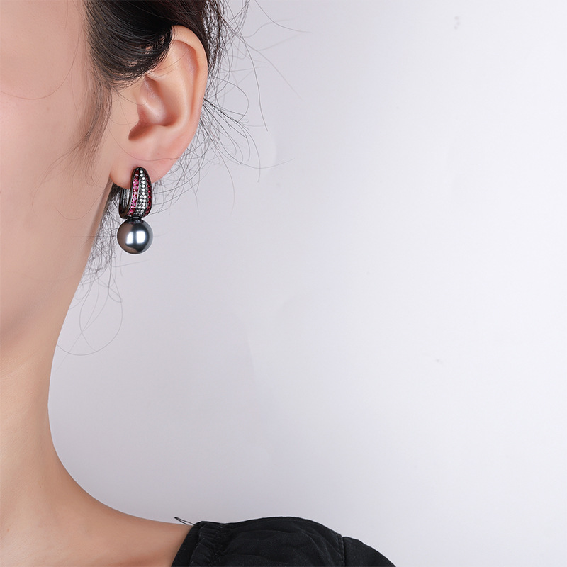 2024 nuevo estilo Zhuang Shengsheng joyería fondo de cobre chapado en oro simulación tesoro de color perla oro negro oro personalidad pendientes 12mm al por mayor