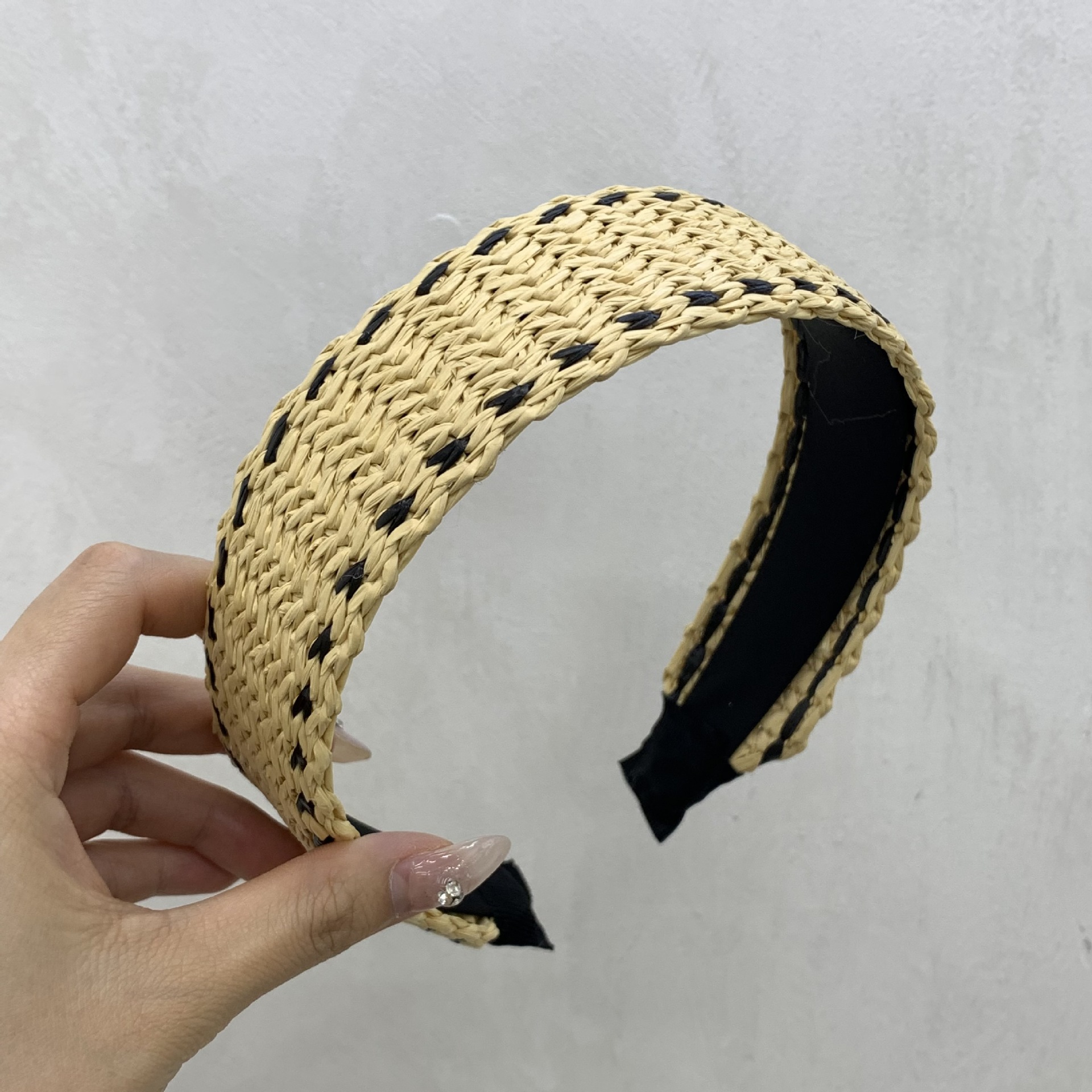 Estilo de vacaciones de verano coreano, patrón geométrico de paja a juego, tablero de luz de contraste de color, diadema de ratán