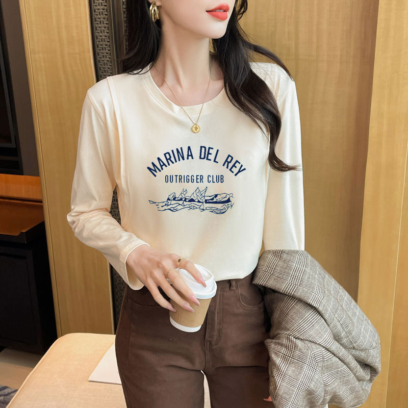 授乳秋服の外に辛いお母さんの長袖tシャツを着て、後期に合わせて月子服を着ます。|undefined
