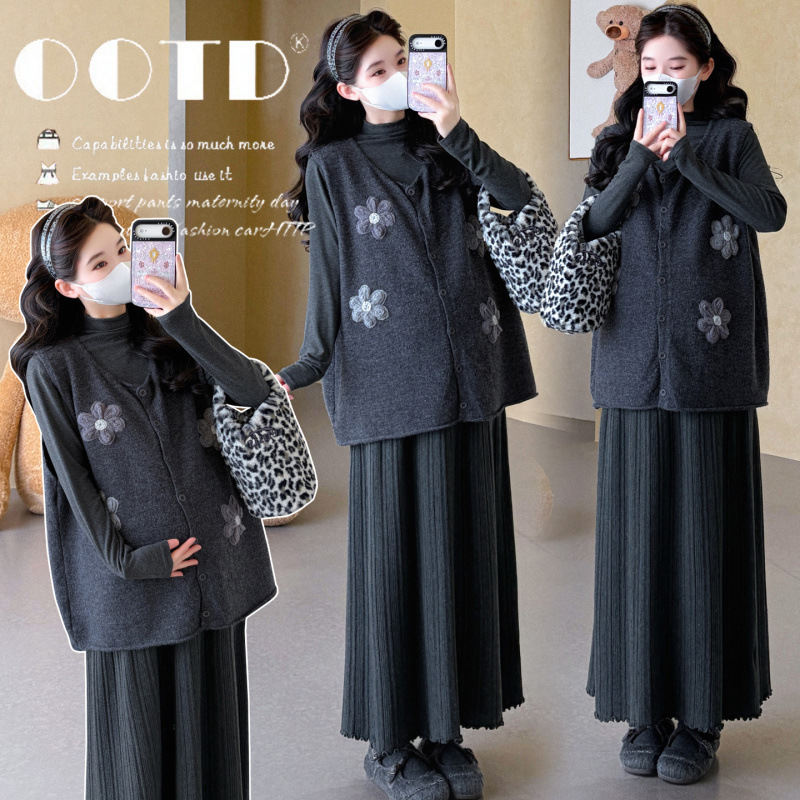 Trendy autumn maternity outfit: stylish and fashionable new collection featuring a loose-fitting, slimming vest top and a matching skirt – a three-piece set