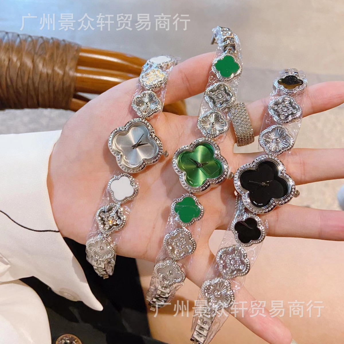 電気商の生放送は四つ葉のクローバーの宝石の腕時計を販売します。