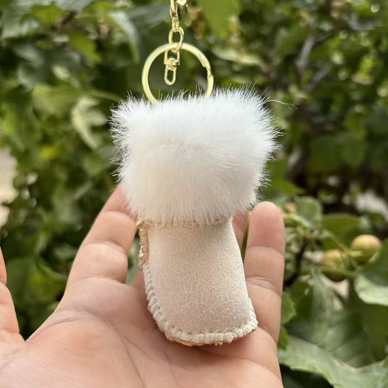 Mini snow boot keychain, realistic faux rabbit fur ball pendant, cute plush bag charm, wholesale car accessories Mini snow boot keychain, realistic faux rabbit fur ball pendant, cute plush bag charm, wholesale car accessories
