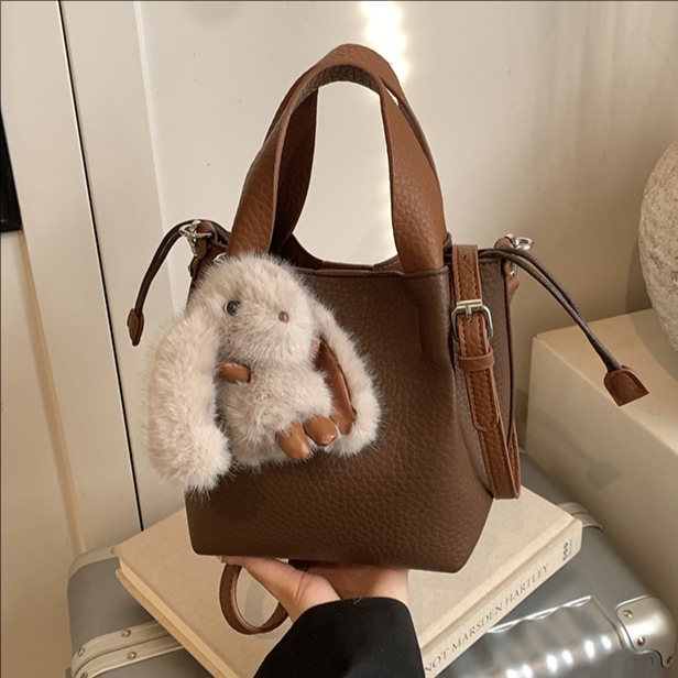 Bolso de mano retro de alto nivel, bolso de balde de agua universal para mujeres 2025, nuevo estilo coreano de invierno para niños y madres, bolso de hombro.