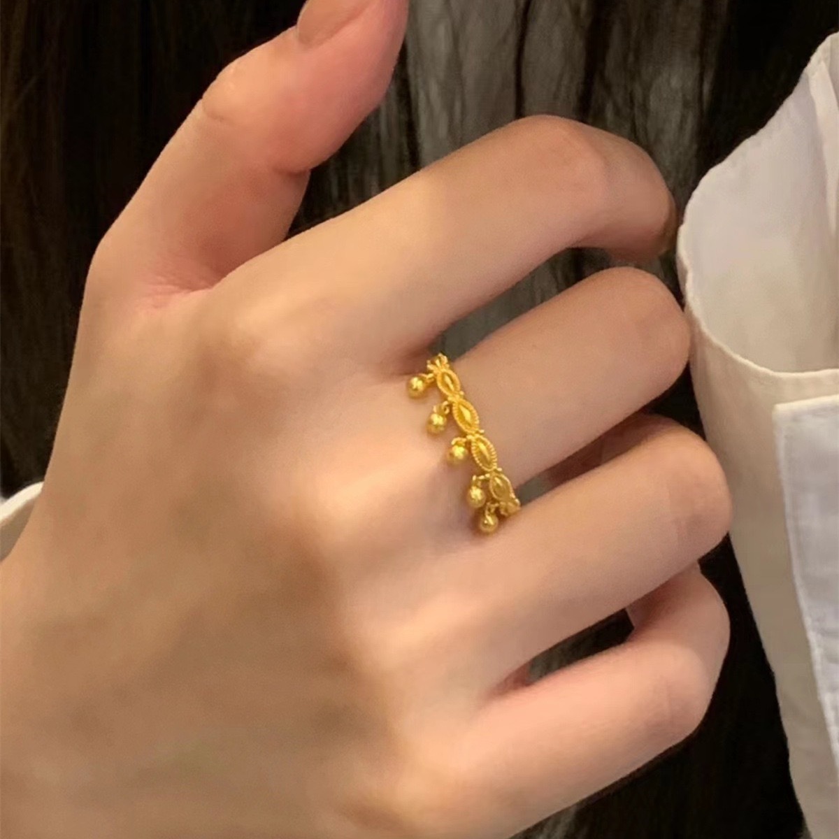 Gleicher Stil: Kleine runde Perle aus Sandgold, Quaste, Nischen-Zeigefingerring, Internet-Berühmtheit, gleiches Accessoire_voghion.com
