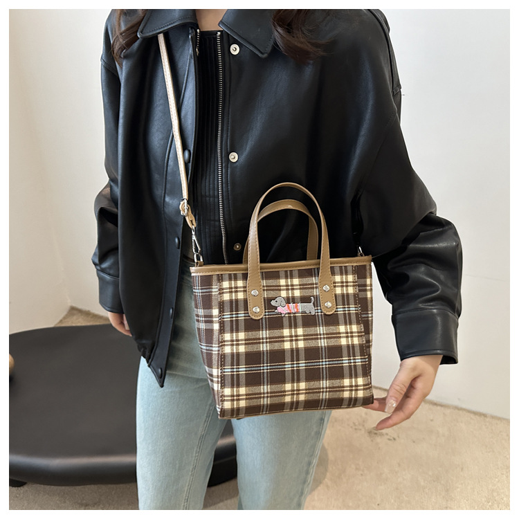 Cross-border personalized hand-carried fashionable and casual bucket bag for women, new autumn 2024 collection, contrasting color striped single-shoulder quality crossbody bag undefined