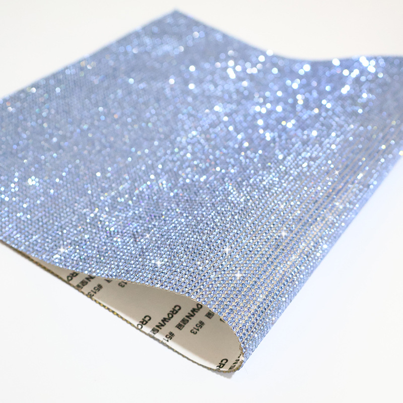 Los fabricantes venden al por mayor agua de vidrio, pegatinas de diamantes, adhesivos, taladros en caliente, piezas de diamantes decorativas para automóviles autoadhesivas, accesorios de joyería de bricolaje, taladros