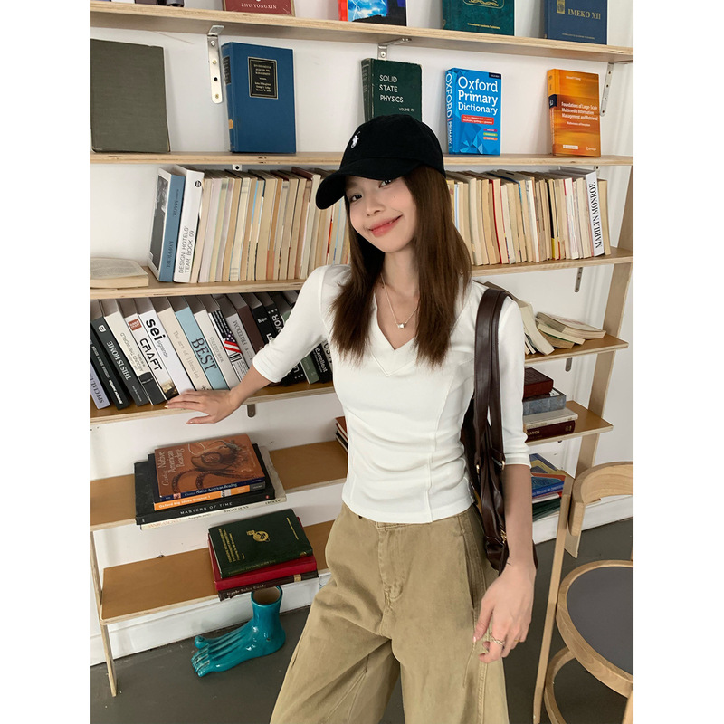 宋正恩黑色V领五分中袖短袖t恤女夏季新款修身设计感短款小上衣潮|undefined