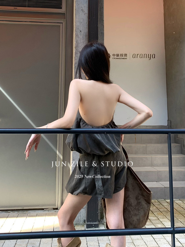 女性のサマースーツオフショルダーホルターネックベスト気質ホットガール斜めショルダートップ女性のハイエンドデザイン花のつぼみショーツ|undefined
