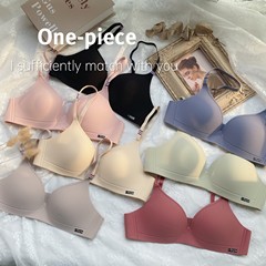 英倫半島の一枚式の光沢面に傷がなくて薄い服があります。