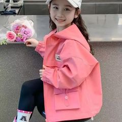 女の子2025の新型の洋気の中の大きい子供の上着の春秋のタイプの子供の秋の服の女の子の秋の帽子の突撃服の潮