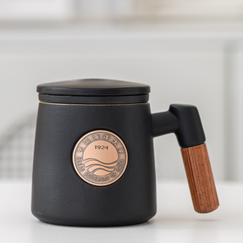 Taza de cerámica famosa escuela taza de filtro taza de marca taza de metal bronce relieve impresión LOGO taza de agua taza con tapa caja de regalo