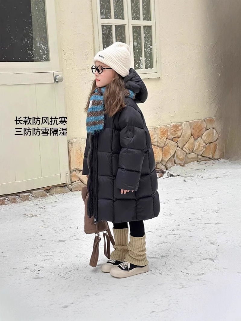 女の子のダウンジャケットの冬のタイプ2025の新型の洋気の流行の子供の秋の服の90白のアヒルの羽毛の厚い保温の上着の潮