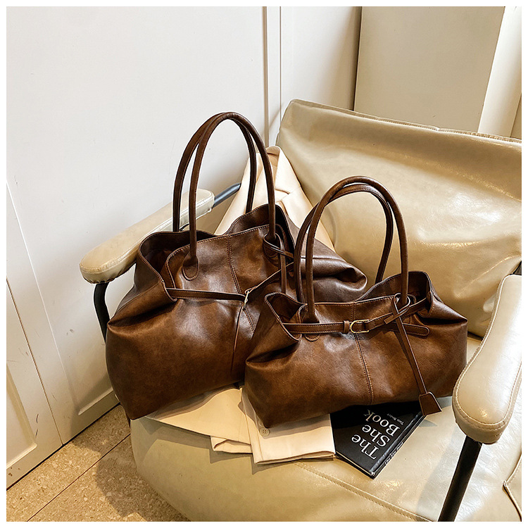 The laid-back style large-capacity underarm tote bag for women in 2025, with a lock, is fashionable and versatile. It's a trendy single-shoulder bag for commuting undefined