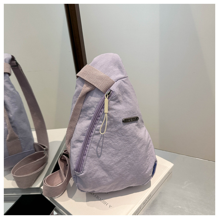 The new large-capacity, fashionable and versatile Korean casual chest bag for autumn and winter, as well as the simple travel canvas bag, are selling well among women undefined