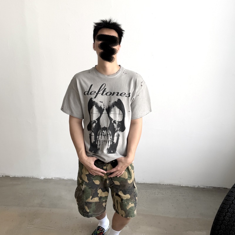 Vintage Limited Edition Tribute to Deftones, Distressed Heavy-Duty Short-Sleeve T-Shirt from a Trendy Brand Vintage Limited Edition Tribute to Deftones, Distressed Heavy-Duty Short-Sleeve T-Shirt from a Trendy Brand