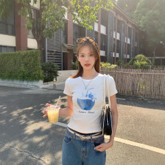 2025夏の新型丸首半袖プリント修身はやせている半袖tシャツの白い肩の小さい上着を見せます。