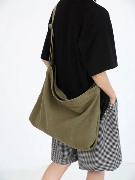 Canvas crossbody bag for women, large capacity, simple and versatile shoulder bag, suitable for students going to class or commuting, tote bag
