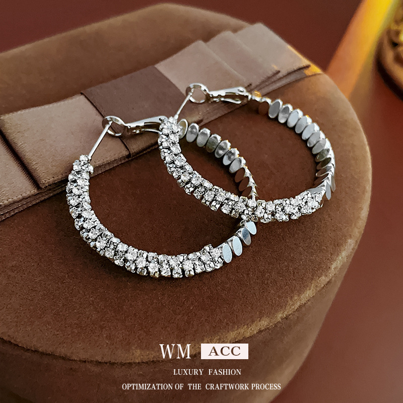 Pendientes redondos irregulares con aguja de plata Pendientes simples y fríos de moda Pendientes europeos y americanos de lujo ligero Pendientes de alta gama mujeres
