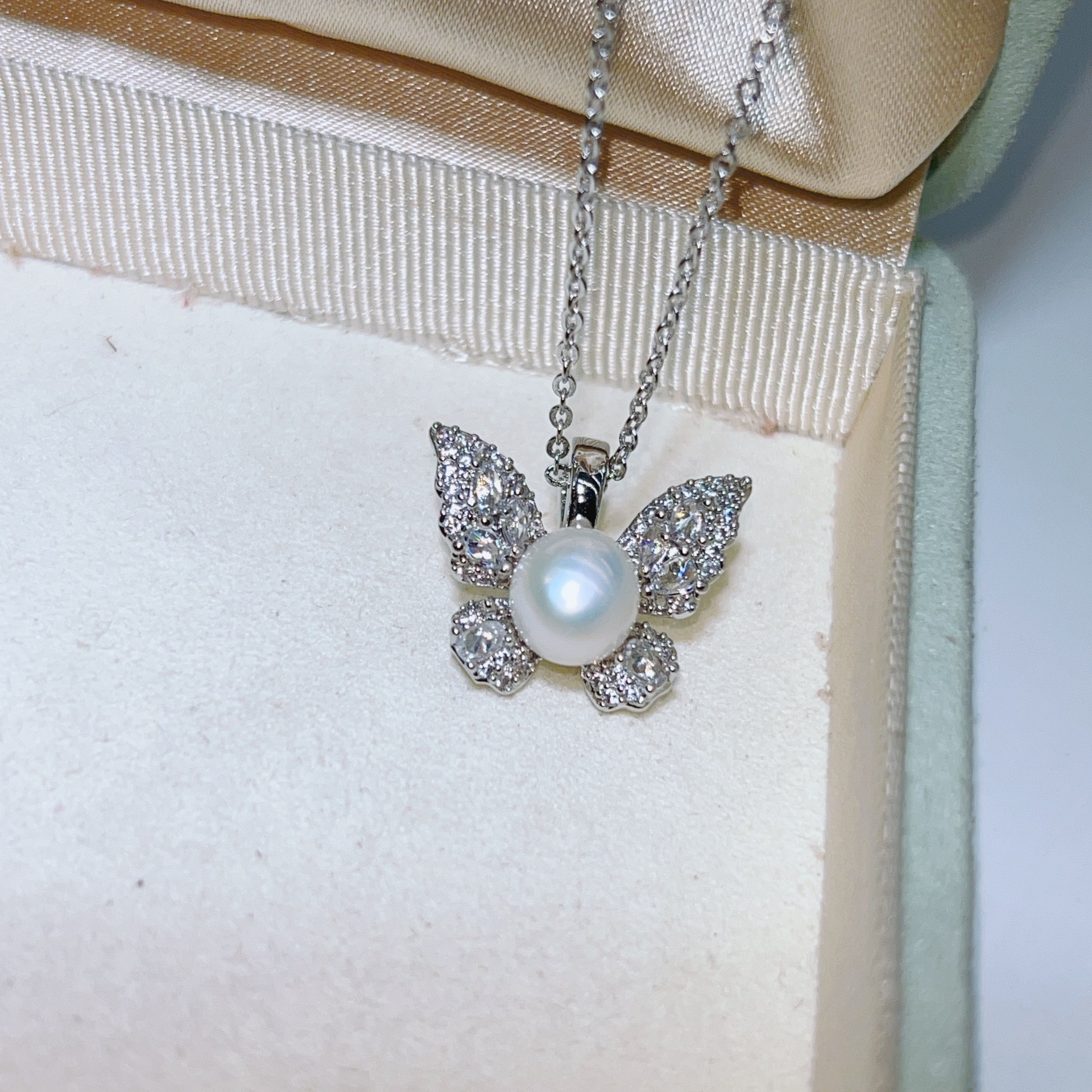 화이트 진주 목걸이