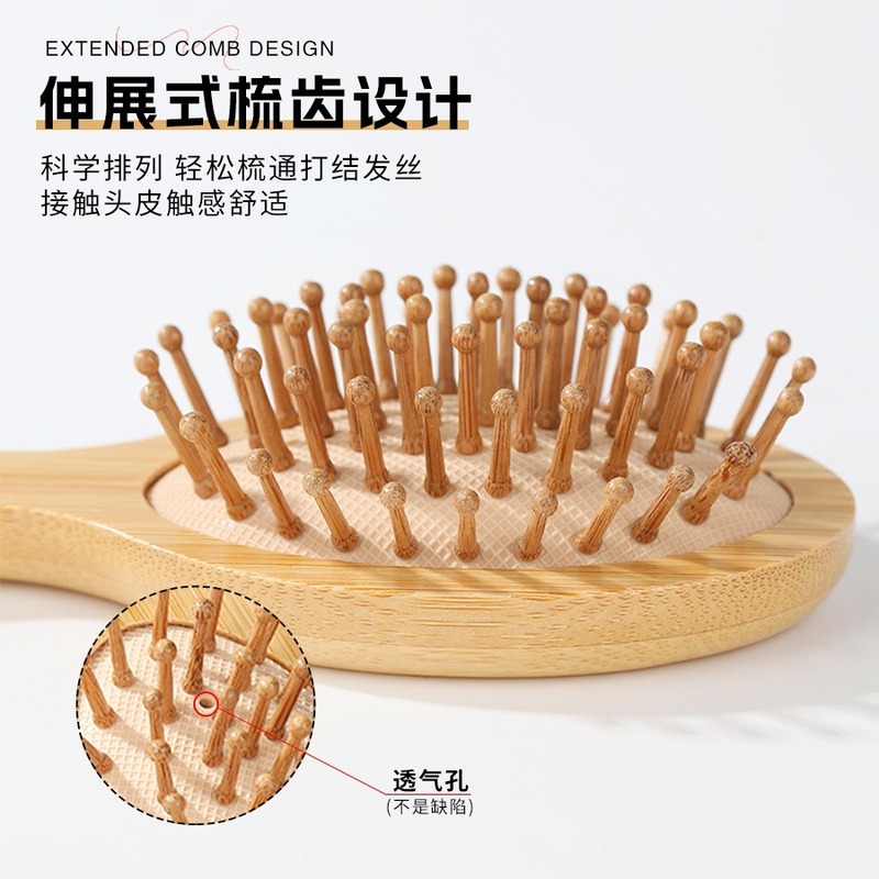 楠竹のミニ櫛の女性は携帯用のクッションを持っています。|undefined