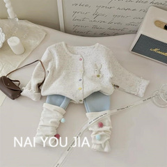クリームの家の服の韓国の子供服の女の子の立体のウサギのカーディガンのセーターのコートのボールの底のズボンのカバーの潮流