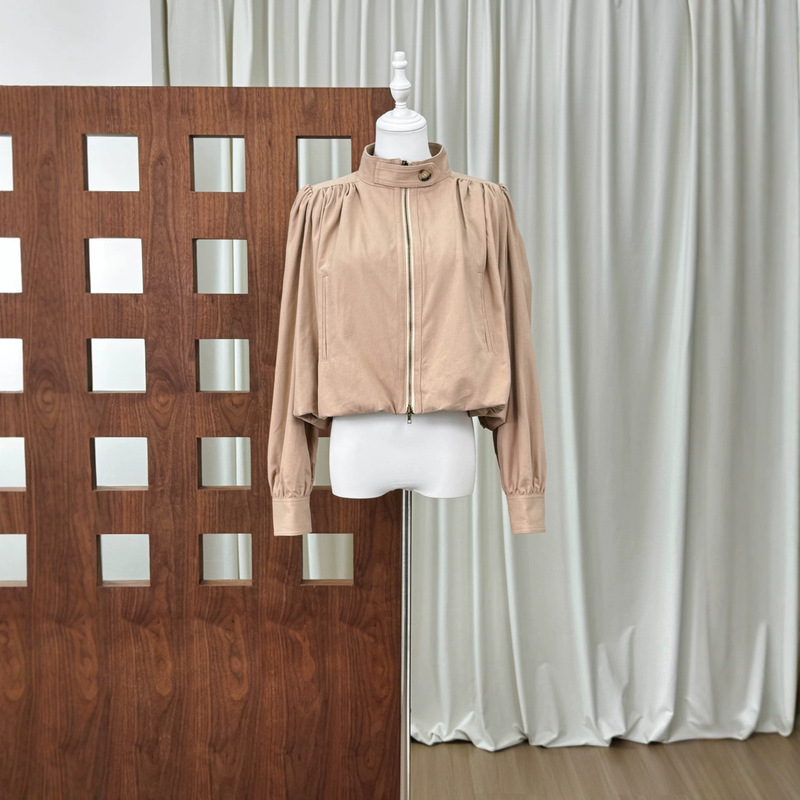 Same style as Yi Mengling: a short, stand-up collar cape-style jacket for women, featuring a unique design with puff sleeves and pleated details Same style as Yi Mengling: a short, stand-up collar cape-style jacket for women, featuring a unique design with puff sleeves and pleated details