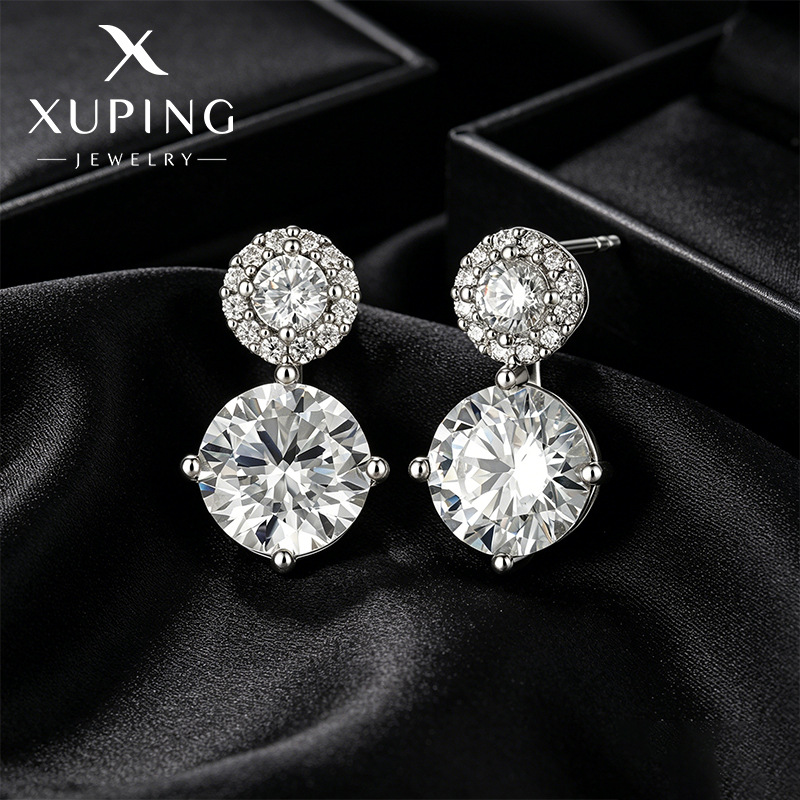 Xuping incrustado con aretes geométricos circulares de zirconio nuevo tipo de aleación de cobre chapado blanco ligero lujoso pernos de aretes al por mayor