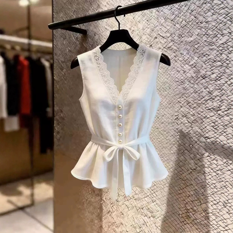 Elegant white sleeveless lace patchwork top for women, with a commuter style design, unique and chic, with a waist-cinching shirt design Elegant white sleeveless lace patchwork top for women, with a commuter style design, unique and chic, with a waist-cinching shirt design