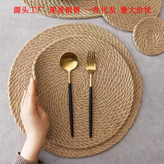 麻縄の食事マットのコースターは断熱マットを編みます。