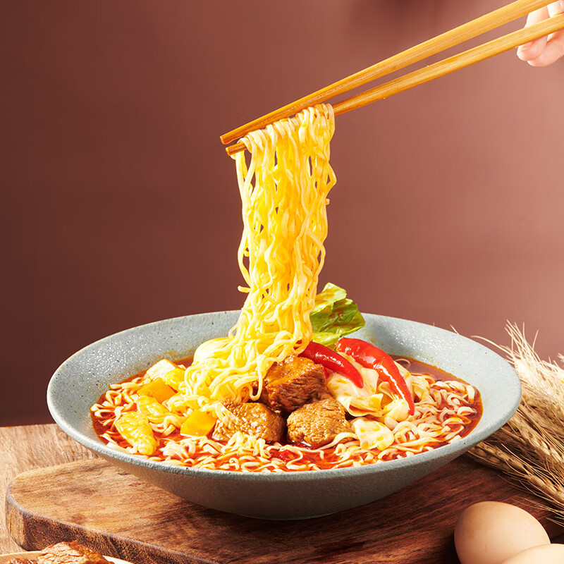 白象のインスタントラーメンの桶にカップラーメンを入れます。|undefined