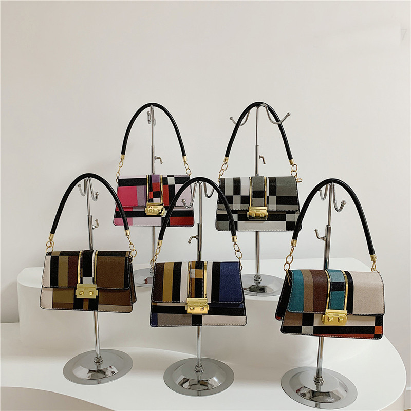 2024 verano nuevo bolso de moda de moda de mujer nariz de cerdo bolso de bloqueo de un hombro bolso inferior inclinado bolso de color de personalidad bolso pequeño