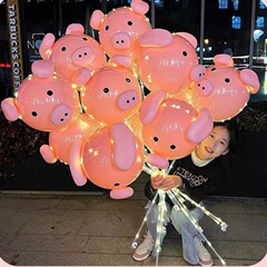 ネットの赤い発光のブタの風船の漫画の新型のカエルの波のボールの材料はおもちゃの夜市を包んで露店の小さい商品を並べます。