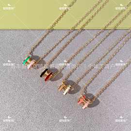 25新款七夕V金珐琅pop拼奶茶色18k玫瑰金迷你h字母吊坠锁骨项链女