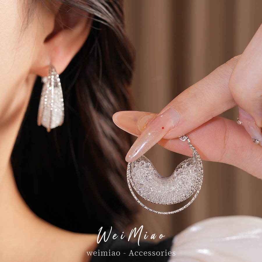 Agujas de plata de malla metálica barco curvo cristal en forma de c pernos de orejas huecos de aire frío pendientes personales ligeros de lujo de alta calidad perfumes de orejas image 3