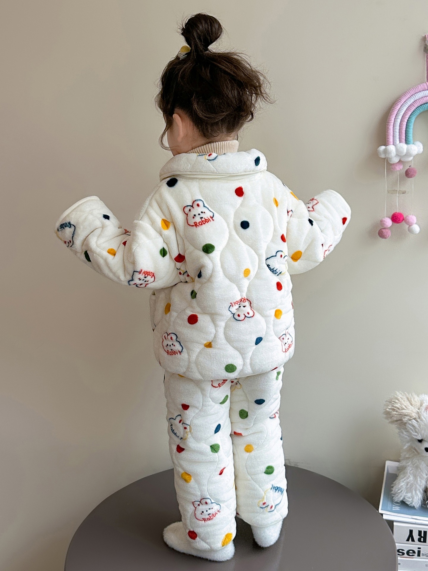 Niñas de tres capas pijamas de algodón intercalado otoño y invierno 2025 nuevo bebé invierno de lana gruesa ropa de hogar ropa de invierno infantil
