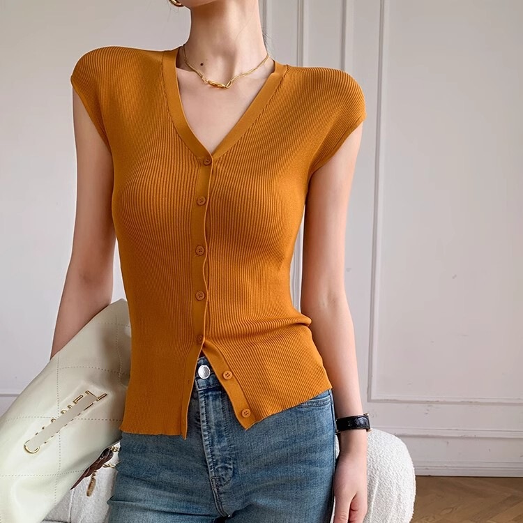 Sweet and Fresh Solid Color Sleeveless V-Neck Knitted Cardigan for Women, Summer 2024 New Style, Slim Fit, Versatile Top Sweet and Fresh Solid Color Sleeveless V-Neck Knitted Cardigan for Women, Summer 2024 New Style, Slim Fit, Versatile Top