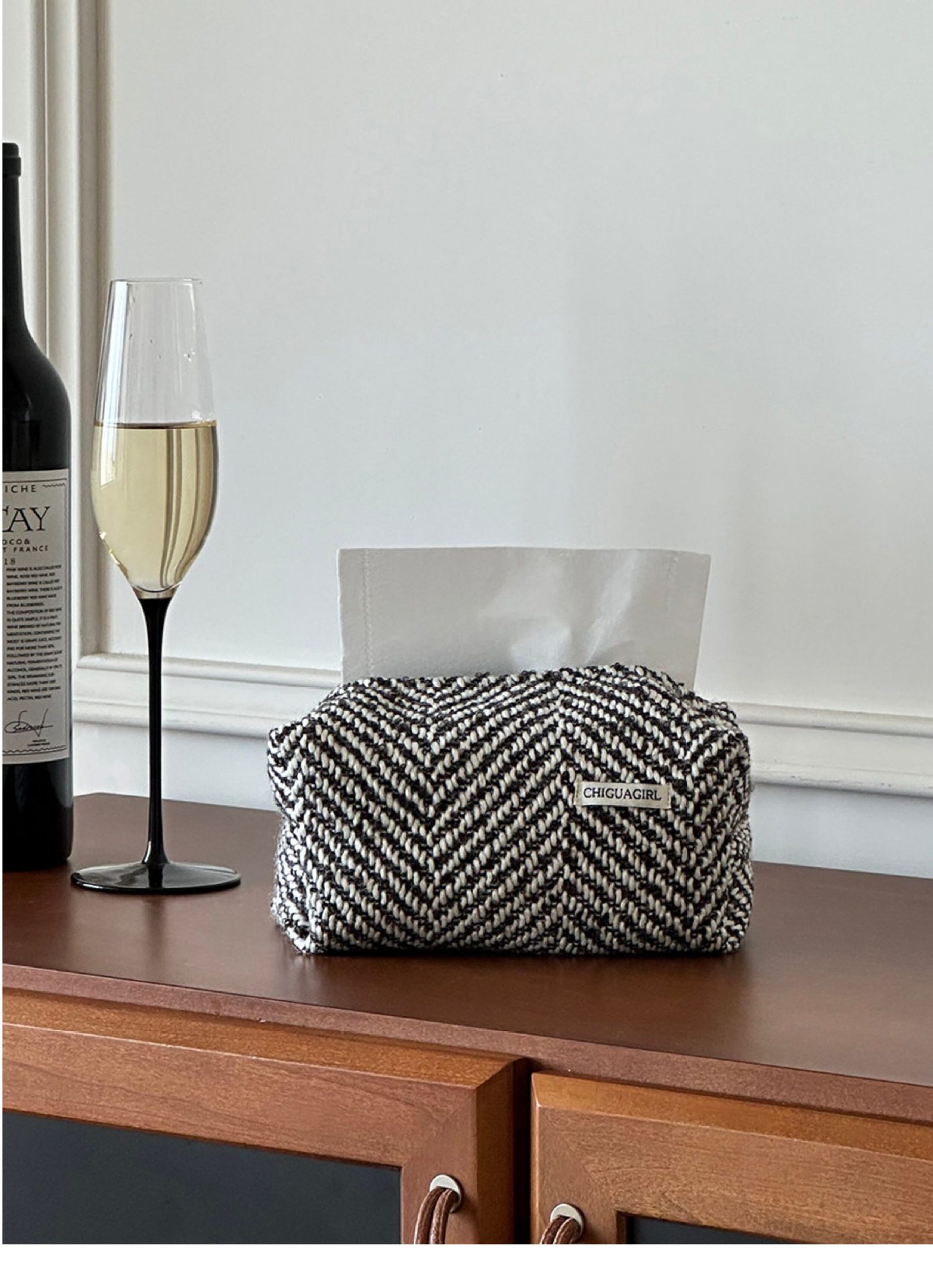 Vintage-style fabric tissue box for home, living room, and car use, high-end light luxury tissue bag, napkin cover, desktop tissue box