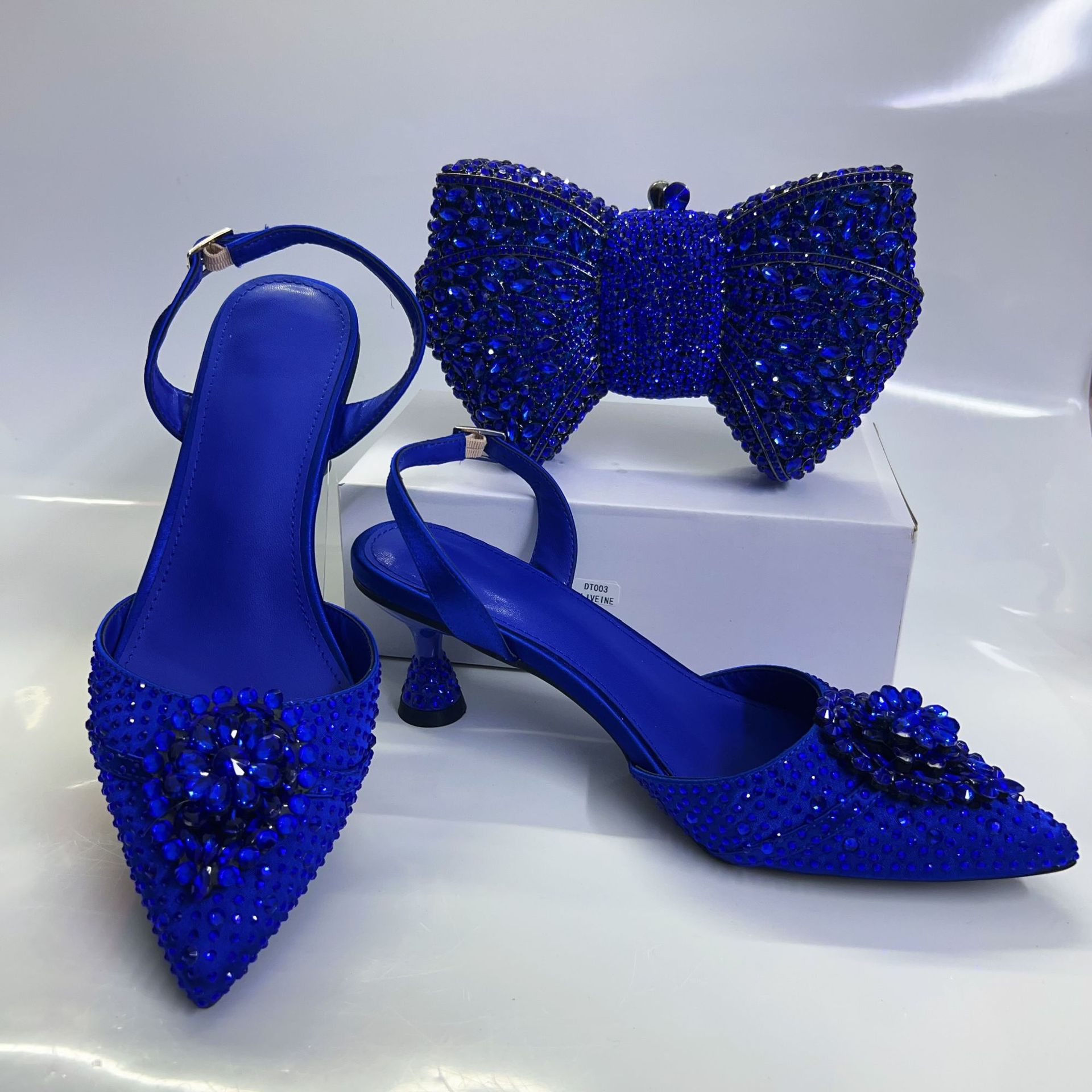 Selección estricta de zapatos de estilo italiano nuevos tacones delgados sandalias de bodas banquete de diamante puntuales zapatos de mujer