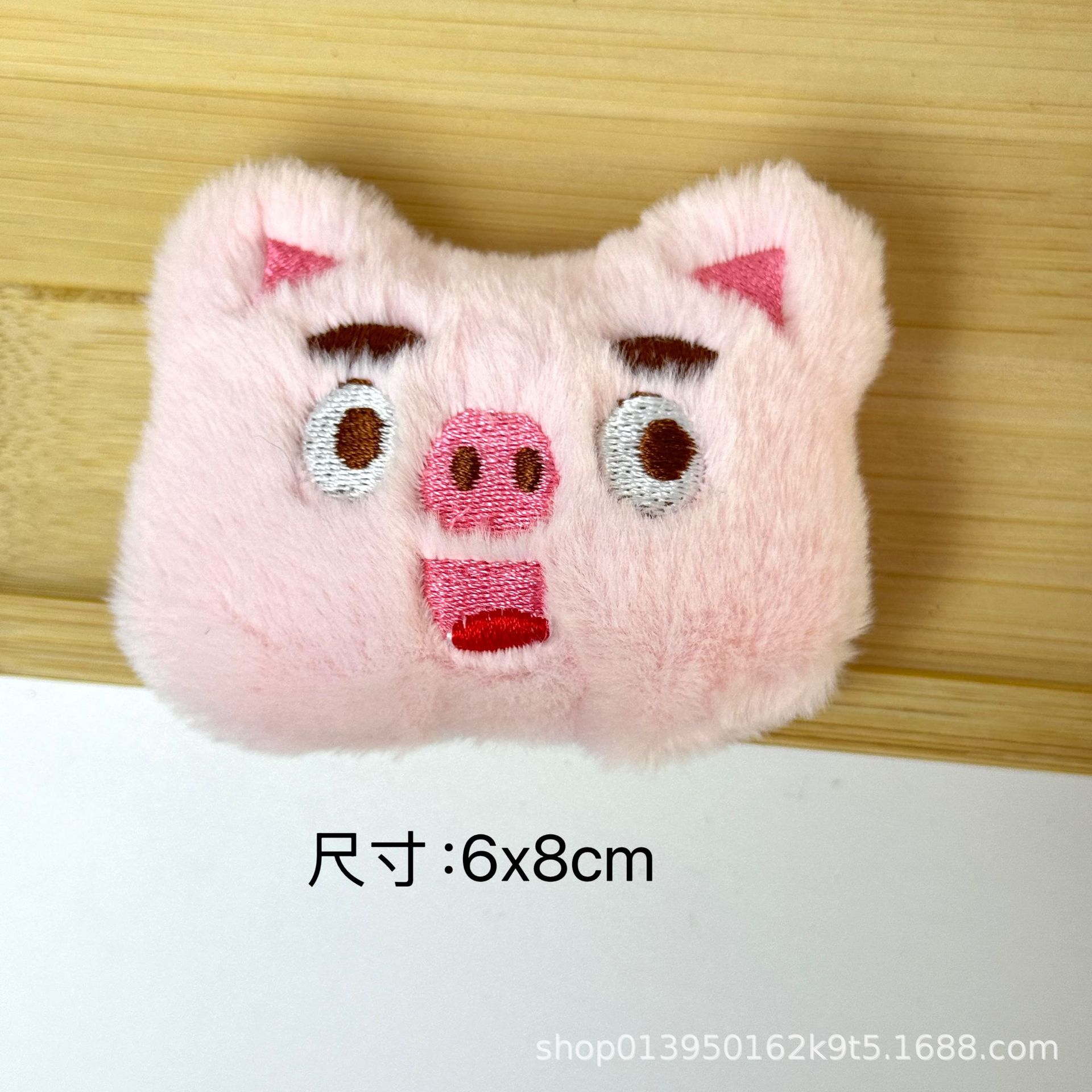 큰 눈의 핑크색 돼지