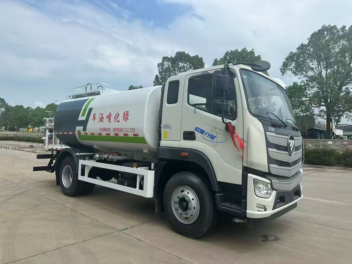 Directly from the Manufacturer: Blue Brand 3-Ton 20-Cubic-Meter Green Landscaping Sprinkler Truck, Large Road Maintenance Mist Cannon Dust Suppression Auman Sprinkler Truck