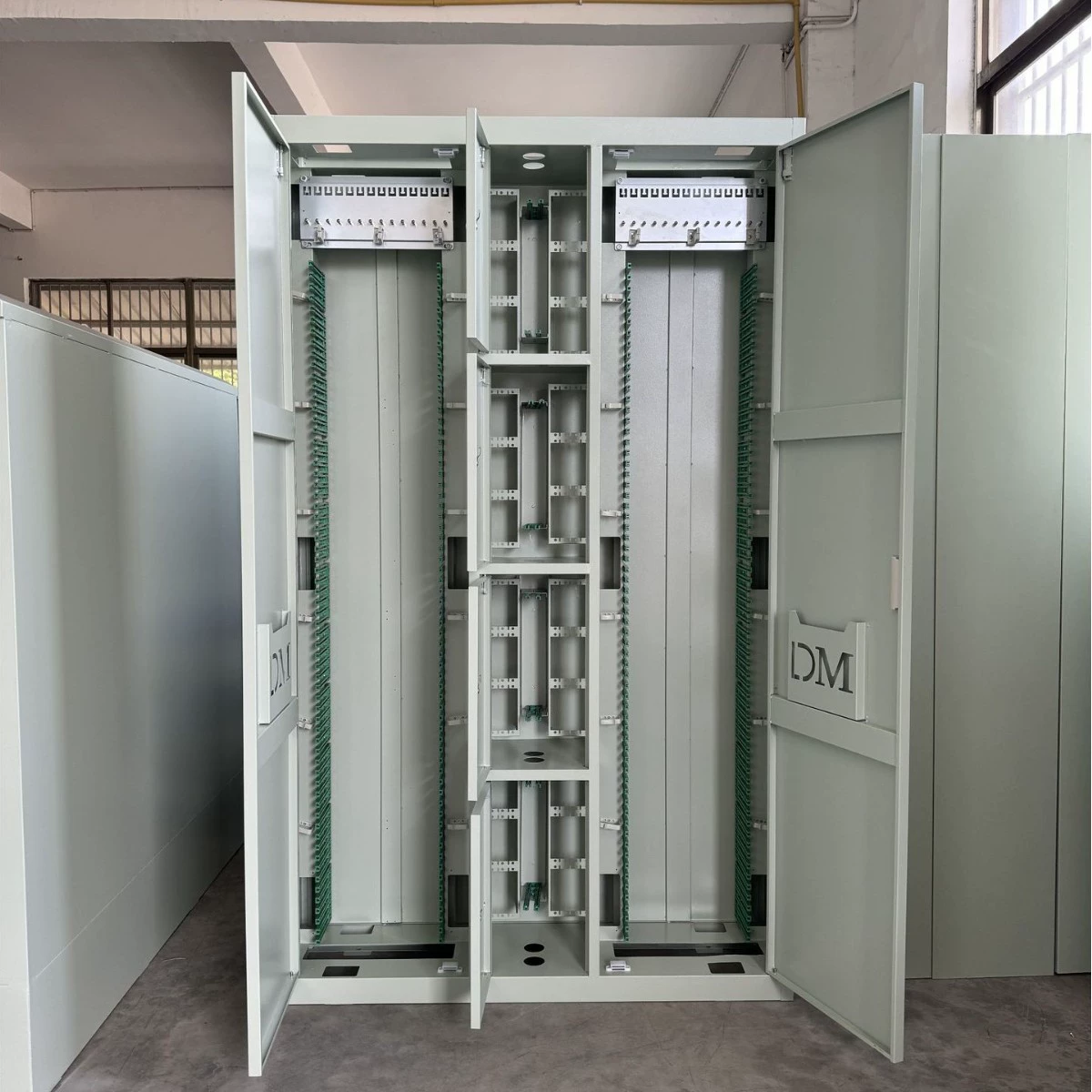 Оптический распределительный шкаф (ODF) на 1440 волокон, комбинированный (три сети в одном, четыре сети в одном), с прямой установкой, и оптический распределительный шкаф на 720 волокон для прямой установки.