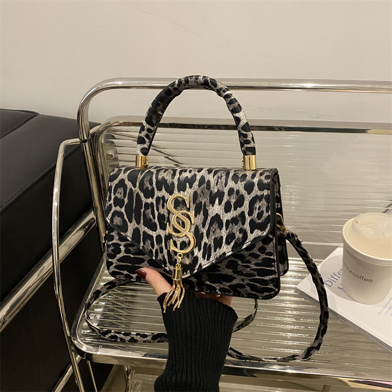 Bolso de hombro popular de este año para mujer 2024 otoño nuevo bolso literario simple moda con estampado de leopardo bandolera pequeño bolso cuadrado