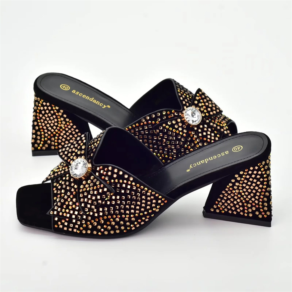 Vintage strasszokkal díszített női magassarkú cipő hozzáillő clutch stílusú vacsorához való öltönnyel_voghion.com