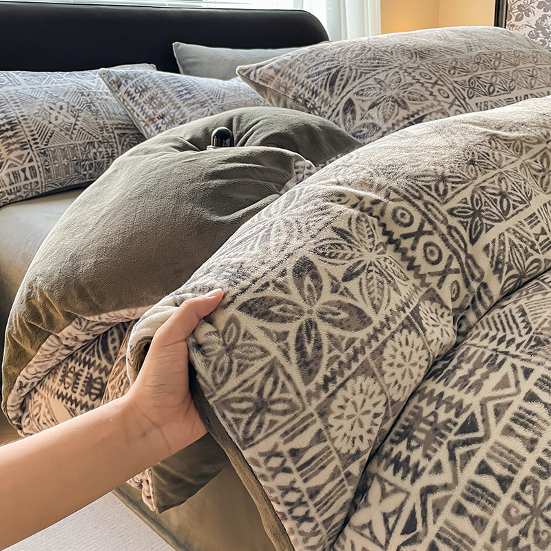 Otoño y invierno de leche de lana de cuatro piezas conjunto 2025 nuevo doble cara sábanas de lana de coral cubierta de cama de tres piezas grueso conjunto